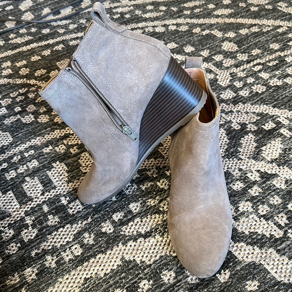 VIONIC Paloma Wedge suede zip bootie taupe/gray in color